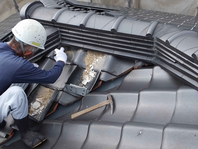 大垣市で瓦屋根の漆喰詰め直し、棟の下の劣化した漆喰を撤去して詰め直しました